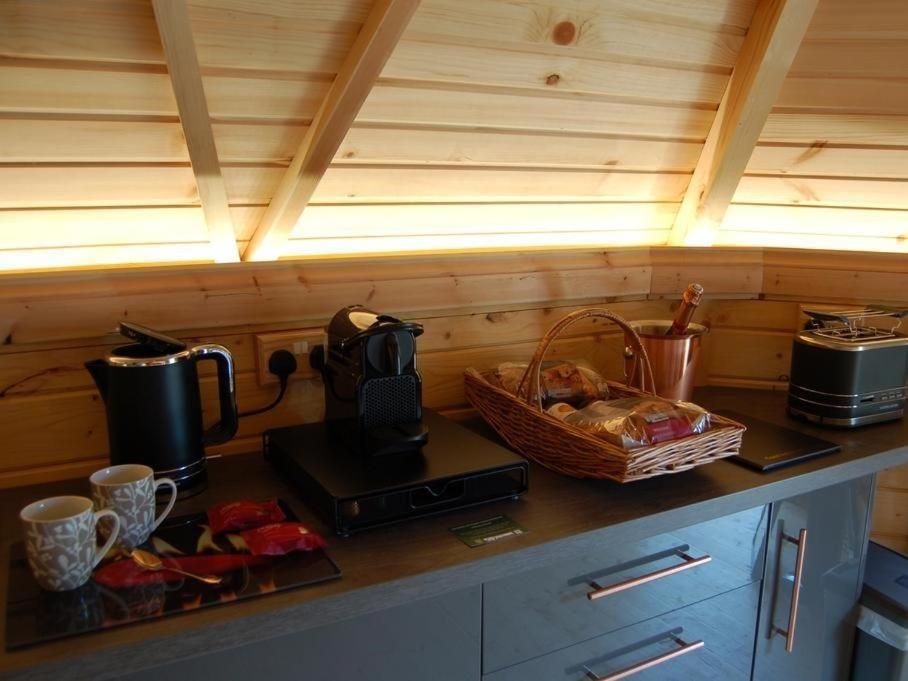 Romantic Rural Retreats Crewkerne Værelse billede